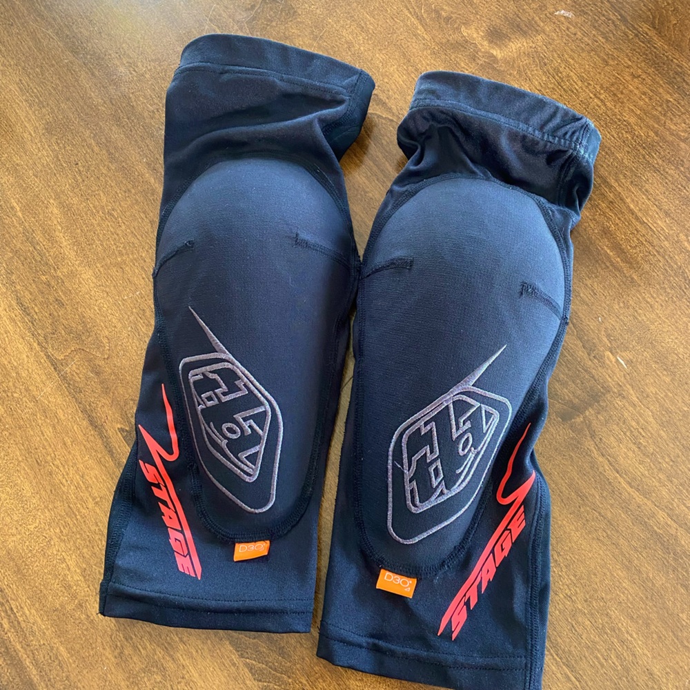 Knee pad stage troy lee design